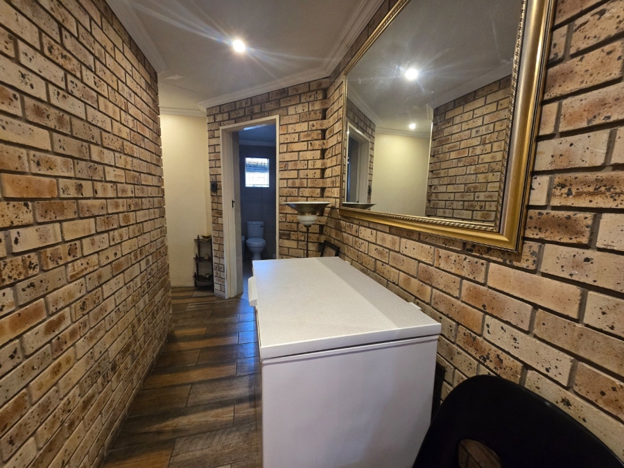 7 Bedroom Property for Sale in Langenhovenpark Free State